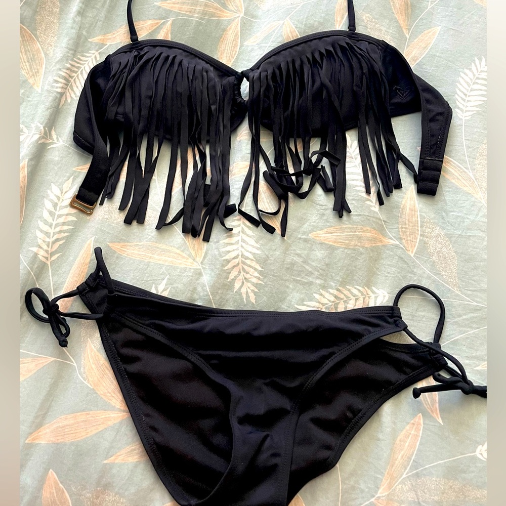 Black Fringe Bikini Top w/ Bikini Bottoms Medium. Roxy & LA Hearts 🖤👙